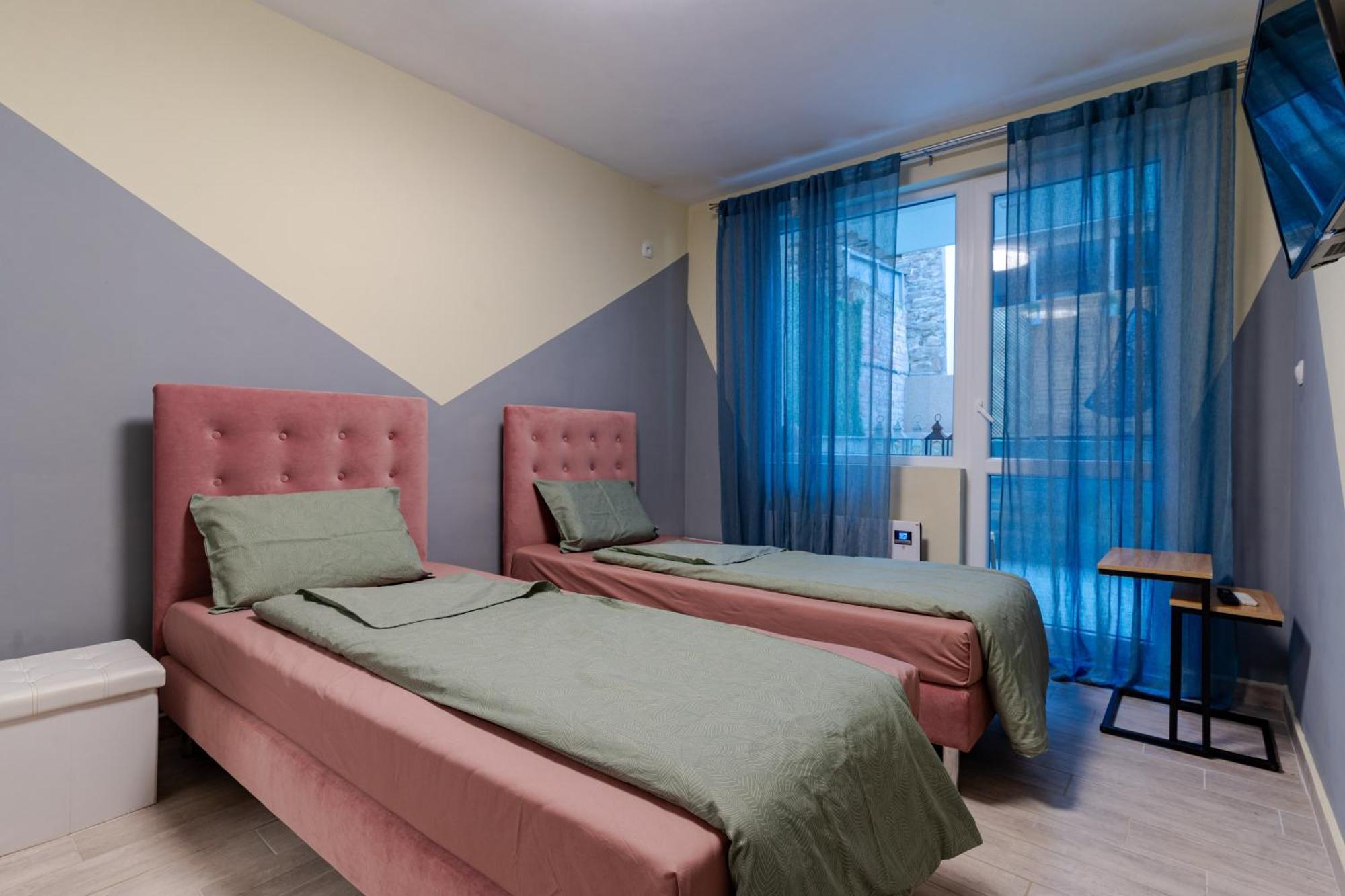 Mirela Guest Apartment เวลีคอเทอร์โนโว ภายนอก รูปภาพ